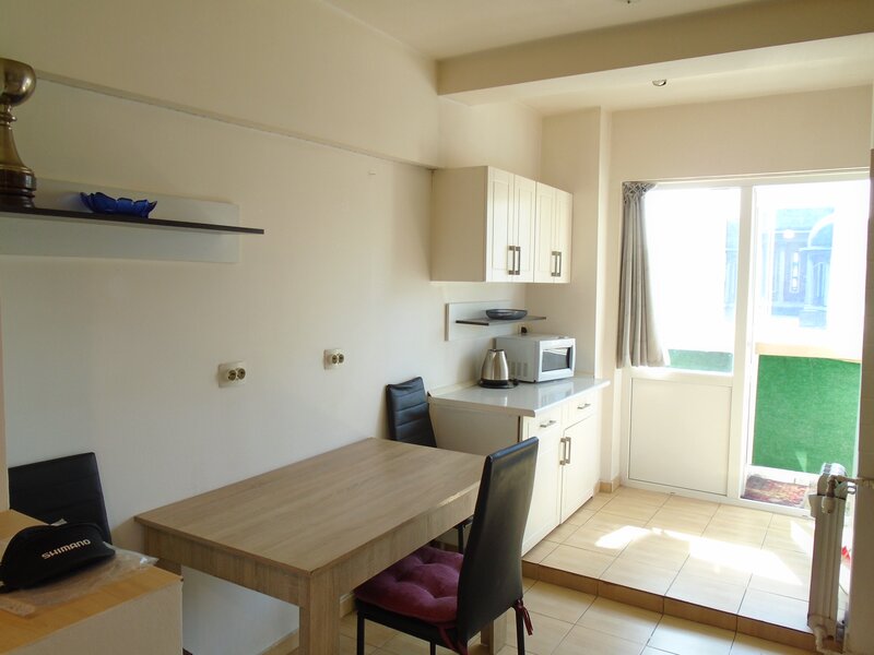 Banu Manta, Titulescu, 3 minute metrou,