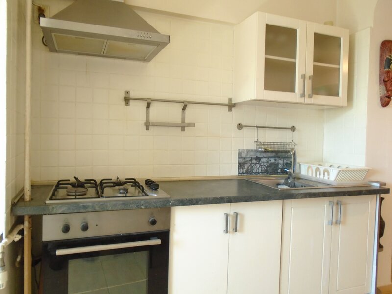 Banu Manta, Titulescu, 3 minute metrou,